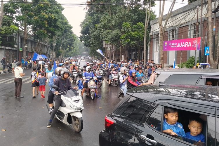 Pawai ribuan Bobotoh di Jalan Pajajaran, Kota Bandung, Jawa Barat menuju ke Gedung Sate untuk merayakan kemenangan Persib Bandung, Sabtu (1/6/2024).