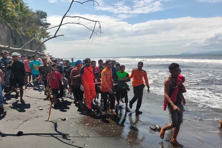 Suasana evakuasi korban tenggelam di Lombok Timur, Senin (11/7/2022)