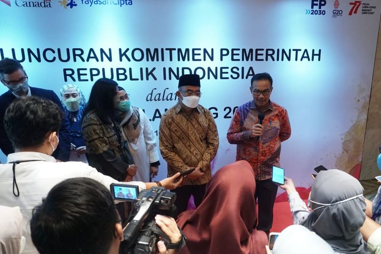 Kepala BKKBN Hasto Wardoyo dan Menko PMK Muhadjir Effendy dalam acara Peluncuran dan Komitmen Family Planning (FP) 2030 di Jakarta, Senin (01/08/2022).