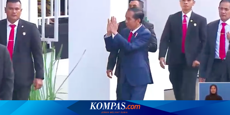 Saat Jokowi Sapa Masyarakat di Luar Istana, Sebelum Upacara Penurunan Bendera