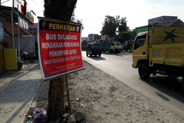 Satuan Lantas Polres.Grobogan memasang banner peringatan usai menghentikan aktivitas menaikkan dan menurunkan penumpang di eks stasiun Godong, Grobogan, Jateng, Rabu (21/6/2017).