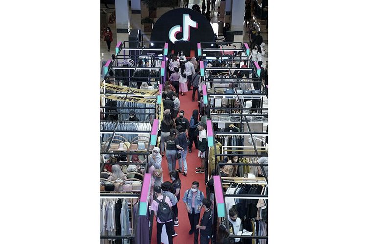 Program TikTok Shop For Your Fashion menghadirkan dua agenda utama, yakni pameran dan fashion show yang digelar di Mal Kota Kasablanka, Jakarta, serta in-app challenge #TikTokShopBanggaLokal 