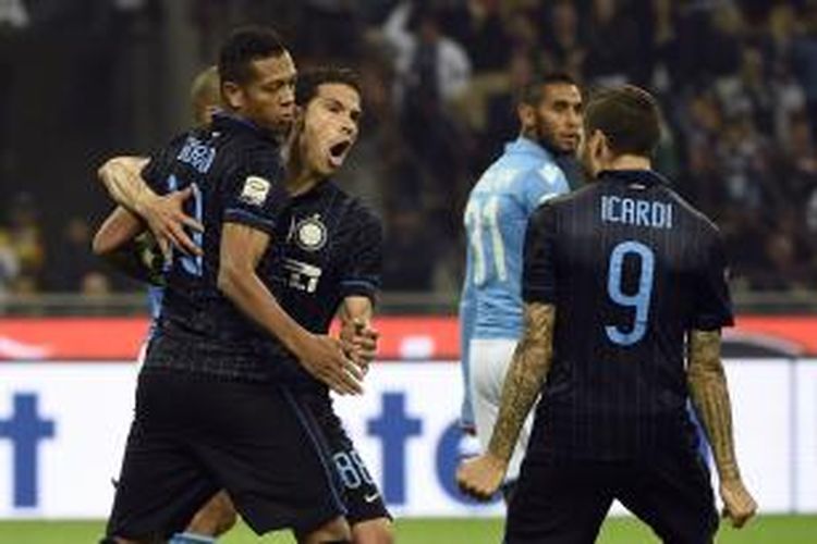 Penyerang Inter Milan Mauro Icardi (kanan) merayakan bersama dengan Fredy Guarin (kiri) dan Hernanes (kedua dari kiri) golnya ke gawang Cesena pada pertandingan Serie-A, di Dino Manuzzi, Minggu (26/10/2014). Gol itu menentukan kemenangan Inter 1-0.