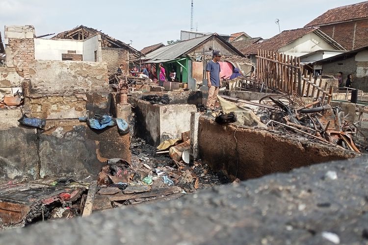 Sebanyak 9 unit mobil pemadam kebakaran diterjunkan untuk memadamkan api yang melahap pemukiman warga di Kampung Kebon Kalapa, Desa Sukamenak, Kecamatan Margahayu, Kabupaten Bandung, Jawa Barat, pada Senin (6/2/2023).Mobil pemadam kebakaran kesulitan untuk memasuki pemukiman warga tersebut, lantaran lokasi tersebut sangat padat penduduk.