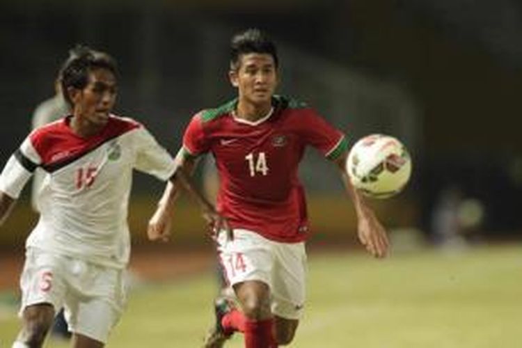 Pemain timnas Indonesia U-23 Putu Gede dibayangi pemain timnas Timor Leste Agostinho dalam kualifikasi Piala Asia U-23 Grup H di Stadion Utama Gelora Bung Karno, Senayan, Jakarta, Jumat (27/3/2014).