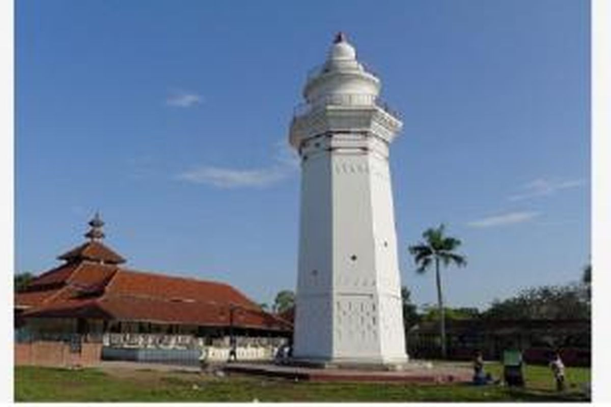 Masjid Agung Banten berdiri megah, sementara beberapa petugas kebersihan menyapu dan memungut sampah di kawasan Banten Lama, Serang, Banten, Jumat (10/4). Salah satu masjid tertua di Indonesia yang didirikan pada masa Kesultanan Banten tersebut menjadi penanda Kota Serang. Kehidupan warga di Serang lekat dengan suasana yang religius.