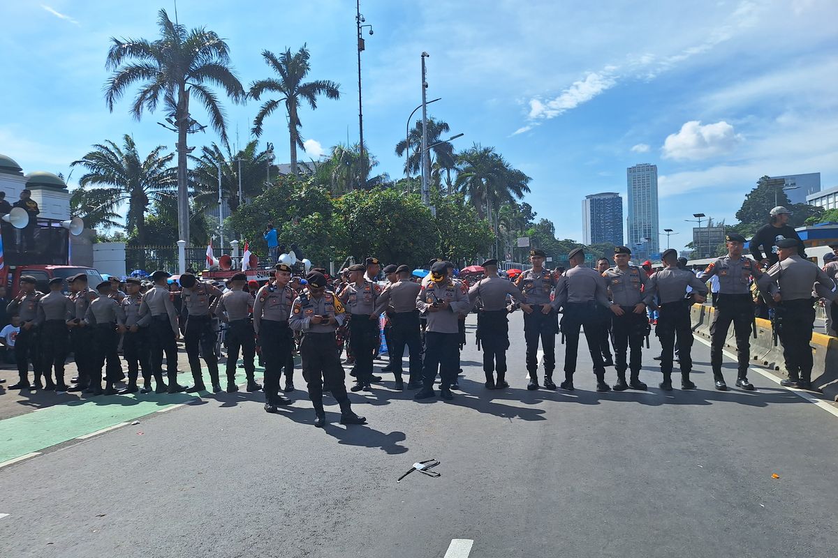 Jalan di depan Gedung MPR/DPR RI ditutup imbas demo tuntutan pemakzulan Jokowi, Jumat (1/3/2024)