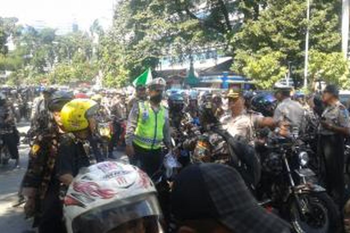 Ratusan massa berpakaian loreng dan menggunakan sepeda motor, memaksa masuk ke depan Gedung Mahkamah Konstitusi, di Jalan Medan Merdeka Barat, Jakarta Pusat, Rabu (6/8/2014).