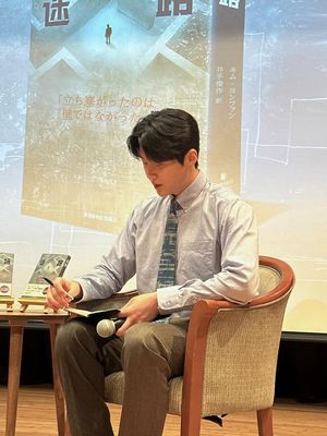 Siap meng-upgrade gaya? Intip 7 inspirasi outfit Quiet Luxury Kim Seon-ho sebagai Joo Ho-jin di drama Netflix terbaru. Klik untuk detail!