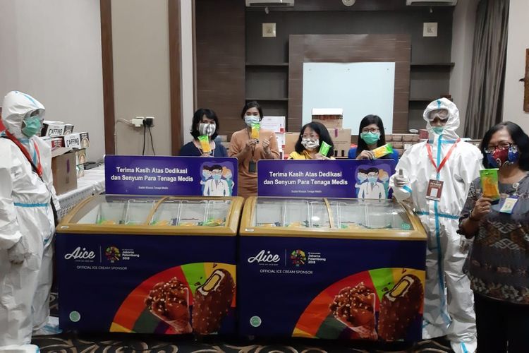 Pada kesempatan tersebut, Aice tak hanya memberikan bantuan APD semata. Perusahaan ini juga turut mengirimkan 500.000 es krim ke berbagai titik RS Rujukan Covid-19 tersebut.