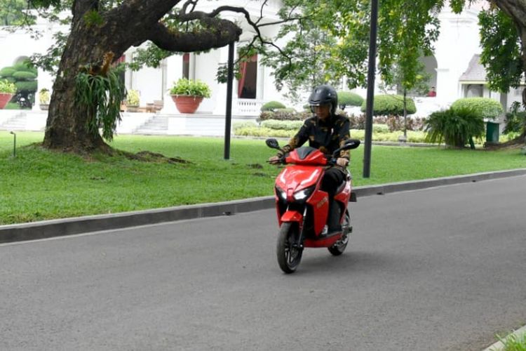 Presiden Joko Widodo jajal skuter listrik anak bangsa, Gesits yang siap produksi massal, di Istana Kepresidenan, Rabu (7/11/2018)