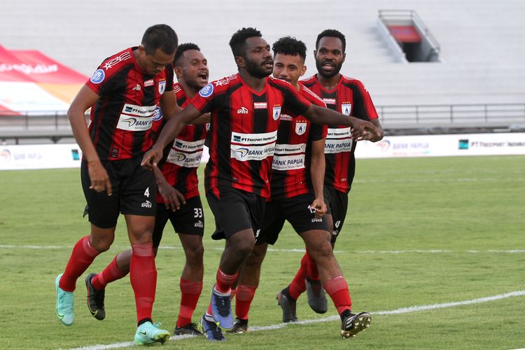 Pencetak gol Persipura Jayapura Ricardo Cawor (tengah) saat pertandingan pekan 18 Liga 1 2021-2022 melawan Persela Lamongan yang berakhir dengan skor 1-1 di Stadion Kapten I Wayan Dipta Gianyar, Kamis (6/1/2021) sore.