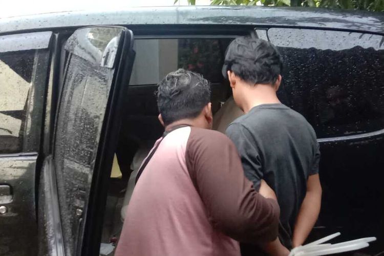 Polisi menggiring HS (26) pencuri sebuah mobil yang terparkir di SPBU Airport Hub pada Kilometer 12 Jalan Wates – Purworejo, Pedukuhan Seling, Kalurahan Kebonharjo, Kapanewon Temon, Kabupaten Kulon Progo, Daerah Istimewa Yogyakarta.