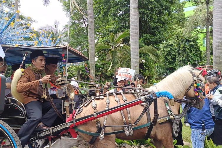 Momen kuda yang Anies Baswedan tumpangi ngamuk sehingga tidak mau berjalan menuju kantor DPP PKS, Jalan TB Simatupang, Jakarta Selatan, Kamis (23/2/2023). 