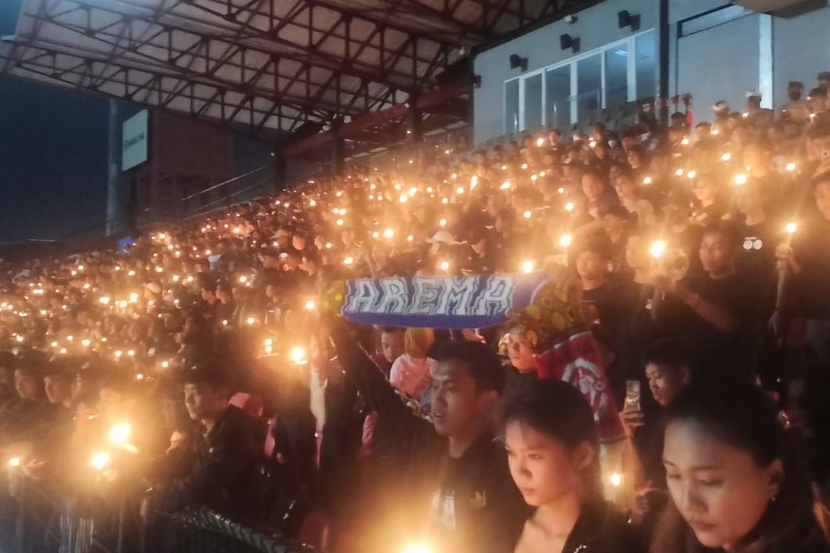 Para Semeton Bali United saat memanjatkan doa sembari menyalakan lilin di Stadion Kapten I Wayan Dipta, Gianyar pada Senin (3/10/2022), sebagai tanda duka atas tragedi di Stadion Kanjuruhan, Malang, Jawa Timur. Kompas.com/ Yohanes Valdi Seriang Ginta