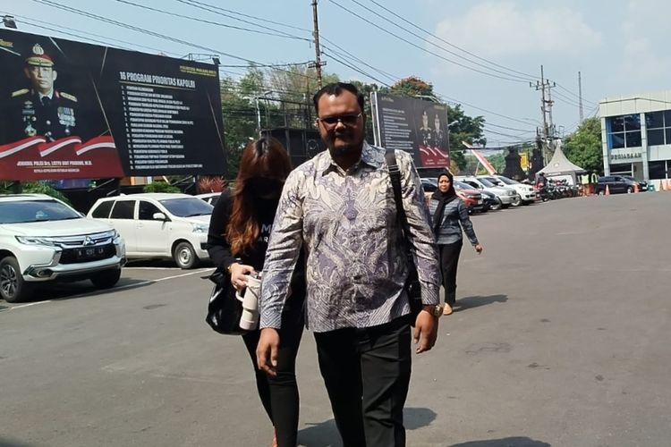 QAR (bersama kuasa hukumnya) yang merupakan pelapor sekaligus korban dalam kasus dugaan pelecehan seksual oleh dokter AY, menjalani pemeriksaan sebagai terlapor di Satreskrim Polresta Malang Kota, Rabu (13/8/2025).