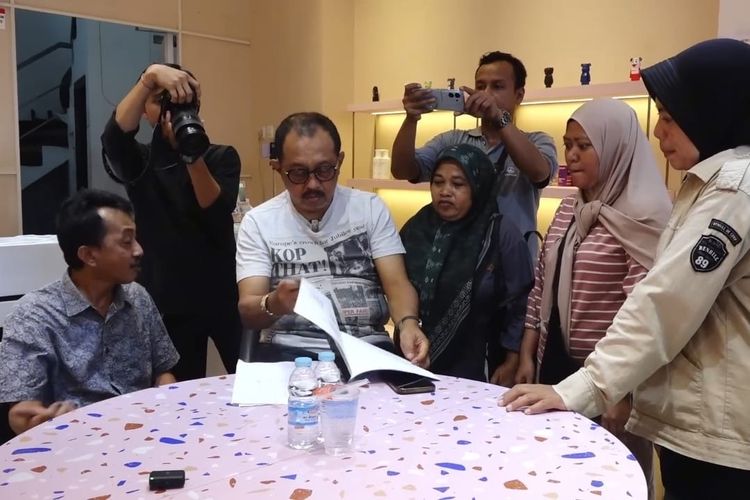 Tangkapan layar Wakil Walikota Surabaya Armuji saat melakukan inspeksi mendadak (sidak) ke lokasi toko yang menjadi korban pungutan sumbangan Agustusan sneilai Rp 500.000.