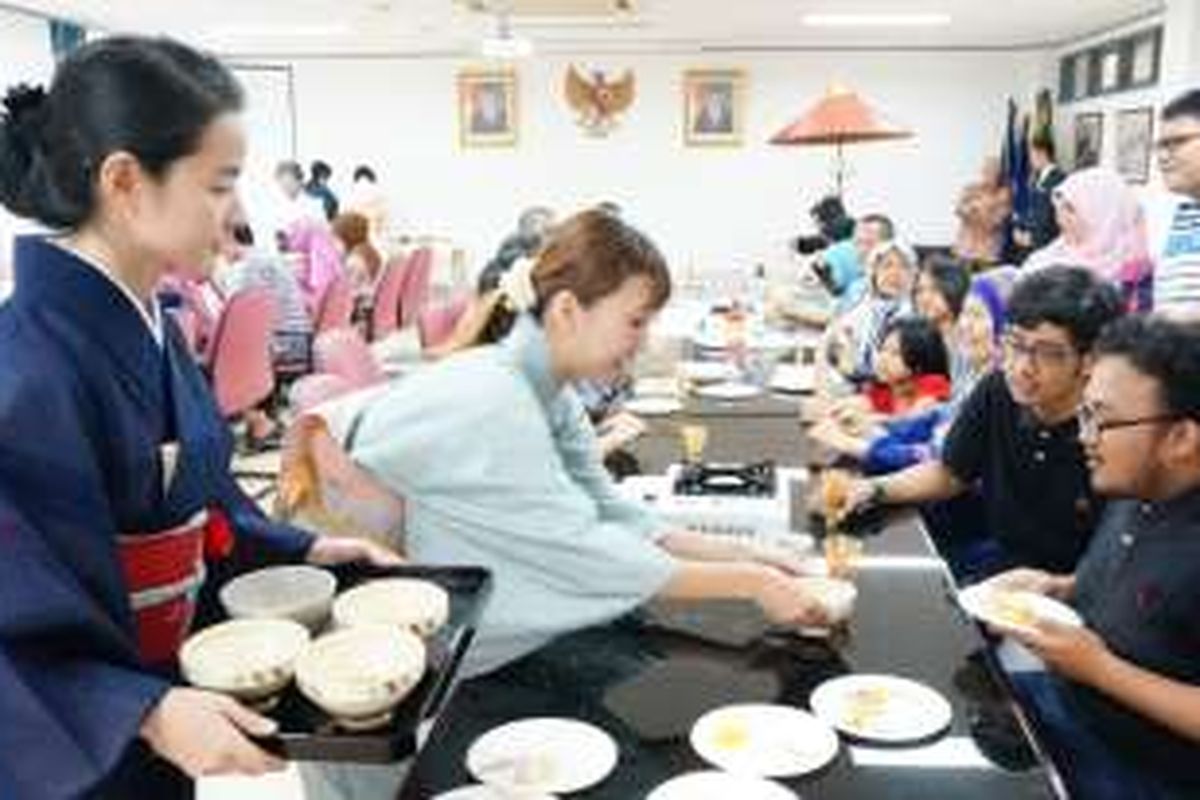 Universitas Darma Persada (Unsada) lewat 'Amazing Japonism: Pengalaman Upacara Minum Teh' memperkenalkan tradisi minum teh bagi masyarakat Jepang atau biasa disebut Sado/Chado/Chanoyu. Acara melibatkan Junior Chamber International (JCI) Japan ini digelar di Kampus Unsada, Minggu (21/8/2016). 