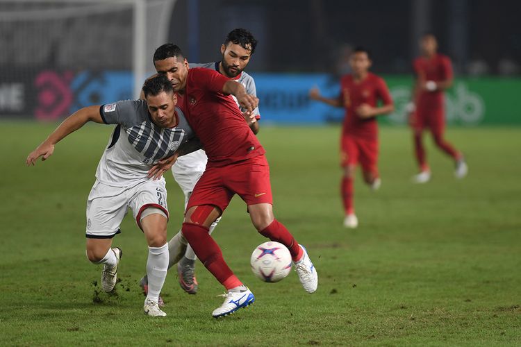 Pesepak bola Indonesia Alberto Goncalves (kanan) berebut bola dengan pesepak bola Filipina Martin Steuble dalam laga lanjutan Piala AFF 2018 di Stadion Gelora Bung Karno, Jakarta, Minggu (25/11/2018). Pertandingan berakhir imbang dengan skor 0-0 dan Filipina berhak melaju ke babak semifinal.