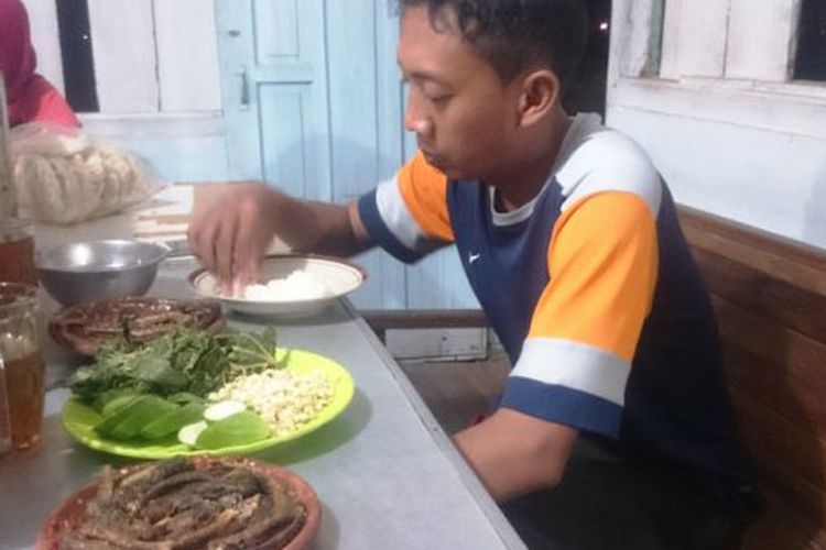 Pengunjung Warung Bu Niti mencicipi pecak welut kuliner khas Tegal Mlati, Petarukan, Pemalang, Jawa Tengah, Jumat (7/4/2017).