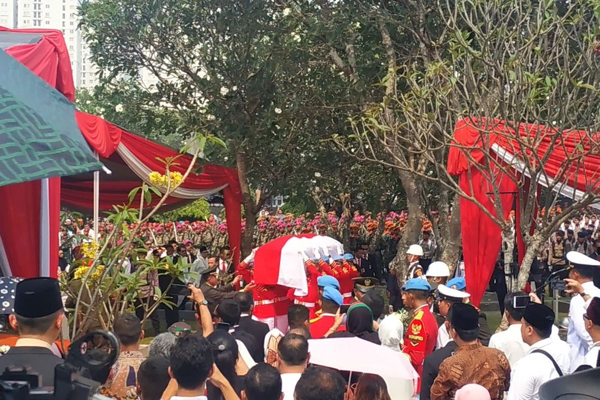 Jenazah Presiden ke-3 RI, BJ Habibie, tiba di Taman Makam Pahlawan Kalibata, Jakarta Selatan, Kamis (12/9/2019) siang.