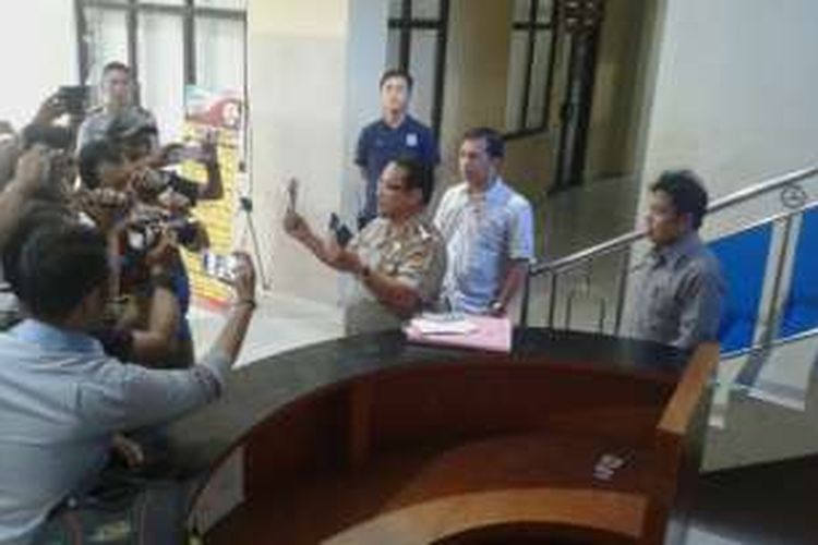 Kapolresta Manado Kombes Pol Hisar Siallagan saat memberikan keterangan mengenai OTT Lurah di Manado.