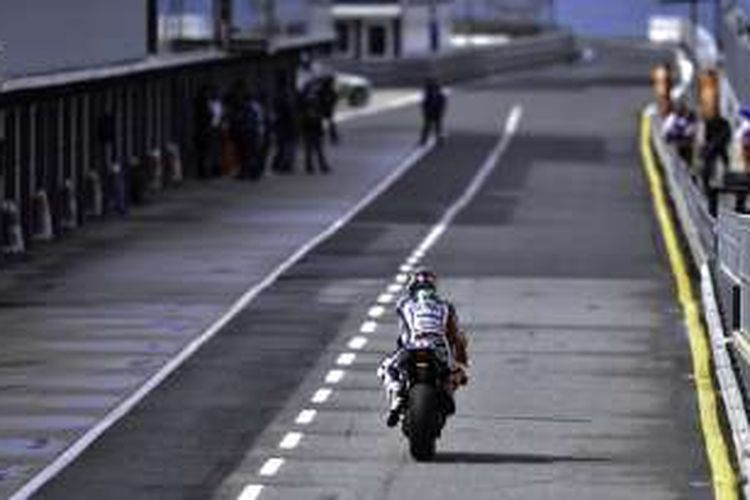 Pebalap Movistar Yamaha asal Spanyol, Jorge Lorenzo, memasuki pit lane Sirkuit Phillip Island, Australia, pada hari kedua tes pramusim MotoGP 2016, Kamis (18/2/2016).