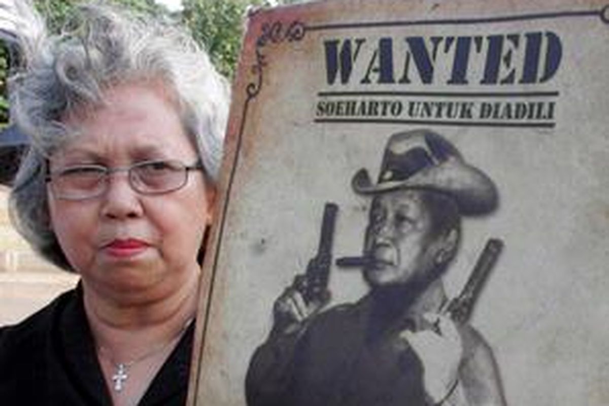 Sejumlah aktivis dari Komite Rakyat Bangkit Melawan (KORBAN) memegang poster Soeharto mantan penguasa orde baru dalam aksi diam kamisan di depan Istana Merdeka, Jakatra. Kamis (24/1) Pada aksi ke 50 KORBAN menagih janji-janji pemerintahan SBY yang akan menyelesaikan berbagai kasus Pelangaran HAM di Indonesia, dan mengadili Mantan presiden Soeharto atas pelangarn ham selama berkuasa di Indoensia.