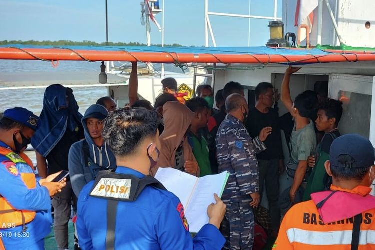 Prajurit TNI Angkatan Laut mengevakuasi penumpang kapal kayu yang karam di Perairan Tanjung Api, Kabupaten Asahan, Sumatera Utara, Sabtu (19/3/2022).