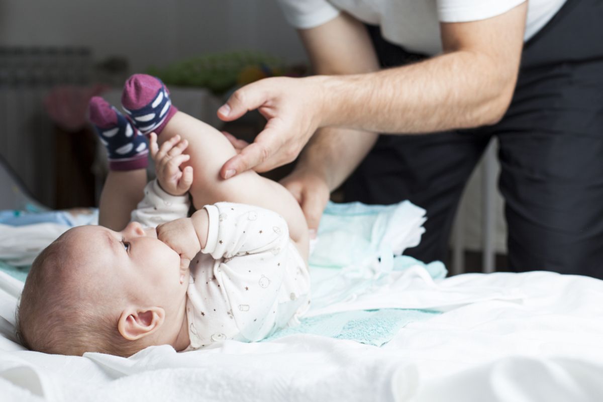 Ada beberapa kondisi bayi baru lahir yang kemungkinan membuat ayah dan ibu merasa khawatir, satu di antaranya adalah pembengkakan di area kelamin. 