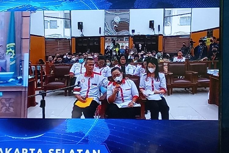 Momen Ayahanda Brigadir J, Samuel Hutabarat dan ibunda Brigadir J Rosti Simanjuntak saling menguatkan satu sama lain di sidang pembunuhan anaknya di Pengadilan Negeri Jakarta Selatan, Selasa (25/10/2022).