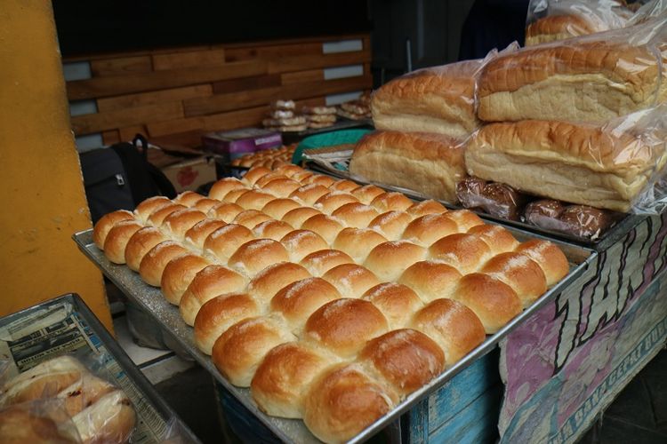 Roti manis dari Toko Roti Tan Keng Chu, yang baru saja keluar dari oven dan siap untuk di beli oleh pelanggan.