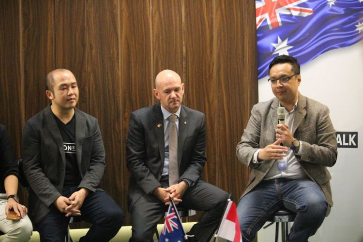 Albert Goh CEO Union Space (kiri), Menteri Perindustrian Australia Niall Mark Blair, Managing Director Kejora Ventures Andy Zein (kanan), pada acara penandatanganan perjanjian kerja sama dengan co-working space khusus fintech dari Australia, Stone & Chalk di Jakarta, Jumat (23/2/2018)