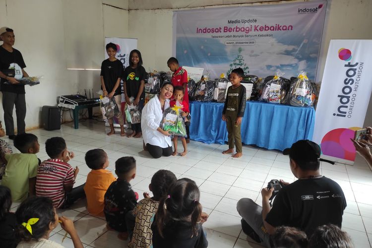 Sebanyak 5.600 anak-anak panti asuhan seluruh Indonesia mendapat bantuan bingkisan kasih berupa paket peralatan sekolah dari Indosat Ooredoo Hutchison.