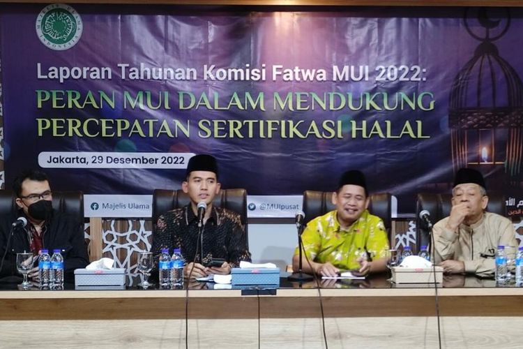 Ketua MUI Bidang Fatwa Asrorun Niam dalam jumpa pers laporan tahunan Komisi Fatwa MUI sepanjang tahun 2022 di Kantor MUI, Jakarta Pusat, Kamis (29/12/2022). 