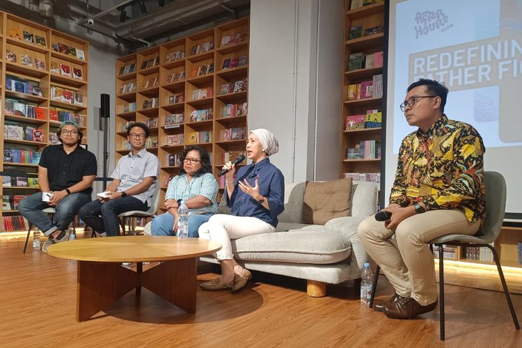Psikolog klinis Widya S. Sari, M.Psi (yang sedang berbicara) dalam acara dalam acara After Hours Club: Redefining Father Figure di Gramedia Jalma, Jakarta, Kamis (23/10/2025).