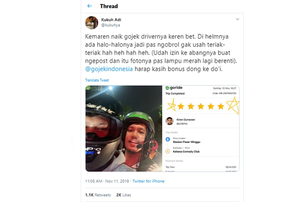 Driver ojol menggunakan intercom helm untuk berkomunikasi dengan penumpang