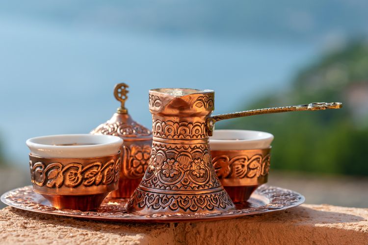Contoh set minum kopi ala Bosnia yang dibuat dari tembaga dengan ukiran khas buatan tangan para perajin di Bascarsija