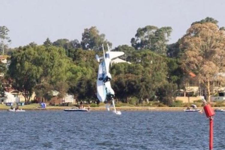 Saat-saat sebuah pesawat ringan jatuh di Sungai Swan, Perth, Australia yang menewaskan dua orang, termasuk seorang perempuan asal Indonesia.