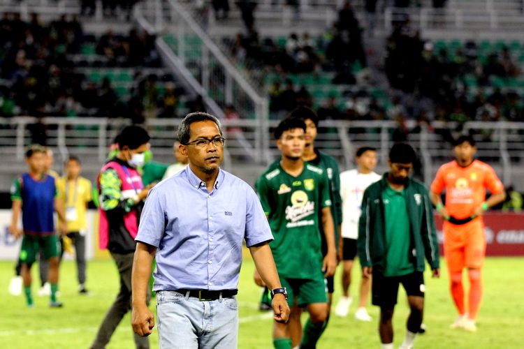 Pelatih Persebaya Surabaya Aji Santoso seusai pertandingan pekan 4 Liga 1 2022-2023 melawan Madura United yang berakhir dengan skor 2-2 di Stadion Gelora Bung Tomo Surabaya, Minggu (14/8/2022) sore.