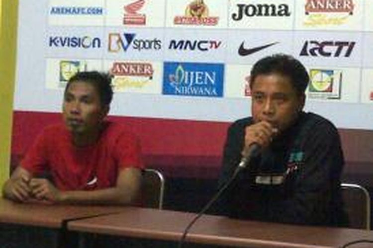 Asisten Pelatih Barito Putera Yunan Helmi dan Kapten Barito Putera, Fathurrahman, saat jumpa pers usai laga melawan Arema Cronus di Stadion Kanjuruhan, Malang, Jumat (21/2/2014).