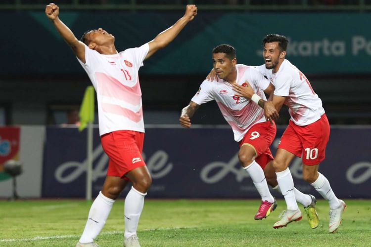 Pesepak bola Indonesia Febri Hariyadi (kiri) merayakan gol bersama Alberto Goncalves Palestina Mohamed Darwish (tengah) dan Setfano Lilipaly (kanan) pada laga penyisihan Grup A cabang sepak bola Asian Games 2018 yang berlangsung di Stadion Patriot Bekasi Jawa Barat, Jumat (17/8/2018).