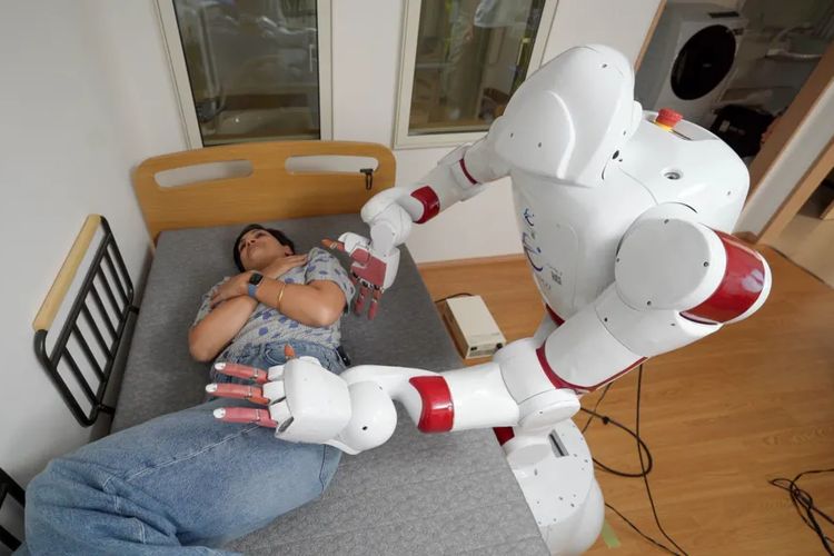 Robot perawat yang dikembangkan tim dari Universitas Waseda, Jepang.