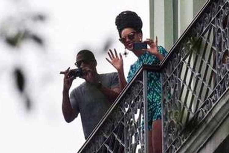 Beyonce dan Jay-Z pada 5 April 2013 waktu setempat terlihat di balkon Saratoga Hotel, tempat mereka menginap ketika berada di Havana, Kuba. Mereka menyapa dan mengabadikan publik yang berkerumun untuk melihat mereka.