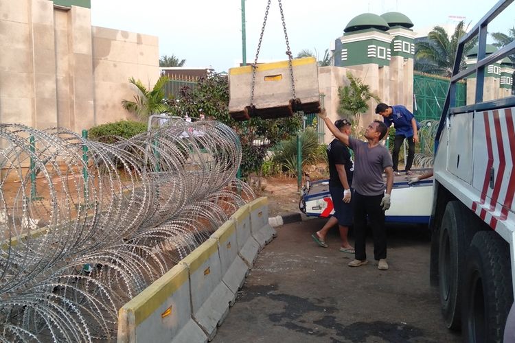 Polisi pasang kawat duri dan separator di sepanjang pintu utama gedung DPR RI, Senayan, Jakarta Selatan, Selasa (24/9/2010)