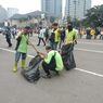 Massa Demo Tinggalkan Patung Kuda, Petugas PPSU Bersih-bersih Sampah 