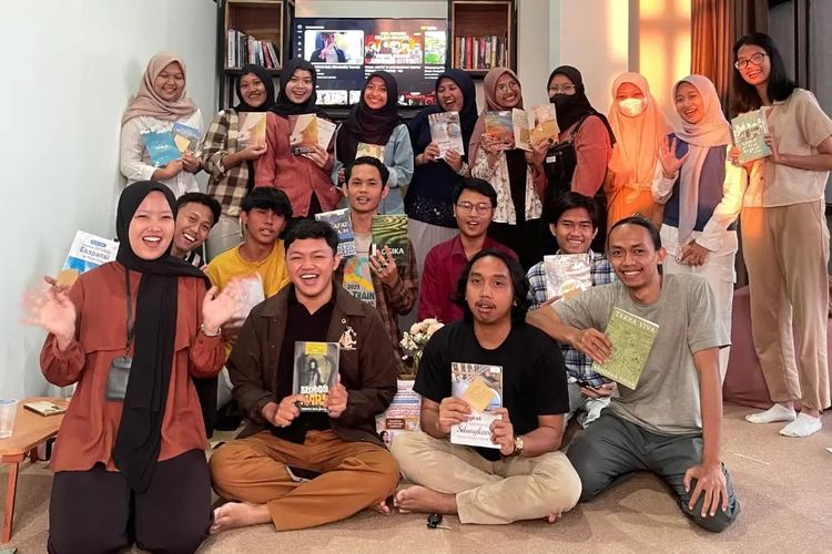 Anak-anak Yayasan Bintang Kidul kali ini berkesempatan buat berkolaborasi bareng komunitas-komunitas di Jogja, ada Temu Buku Berjalan, Metafor.id, dan Deepublish Store, salah satu penerbit buku di Jogja.
