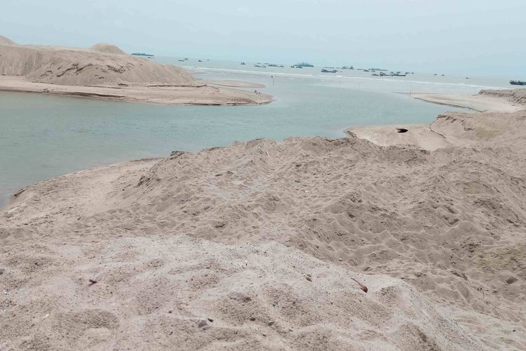 Penampakan jutaan kubik pasir laut yang menyebabkan pendangkalan di pelabuhan nelayan muara Aik Kantung, Bangka.