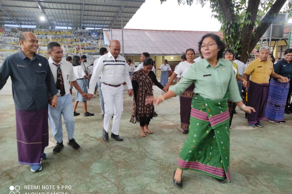 Gubernur Nusa Tenggara Timur (NTT) Viktor Bungtilu Laiskodat, mengunjungi Sekolah Menengah Atas (SMA) Negeri 6 Kota Kupang, yang menerapkan seolah dimulai pukul 05.30 Wita, Jumat (3/3/2023) pagi