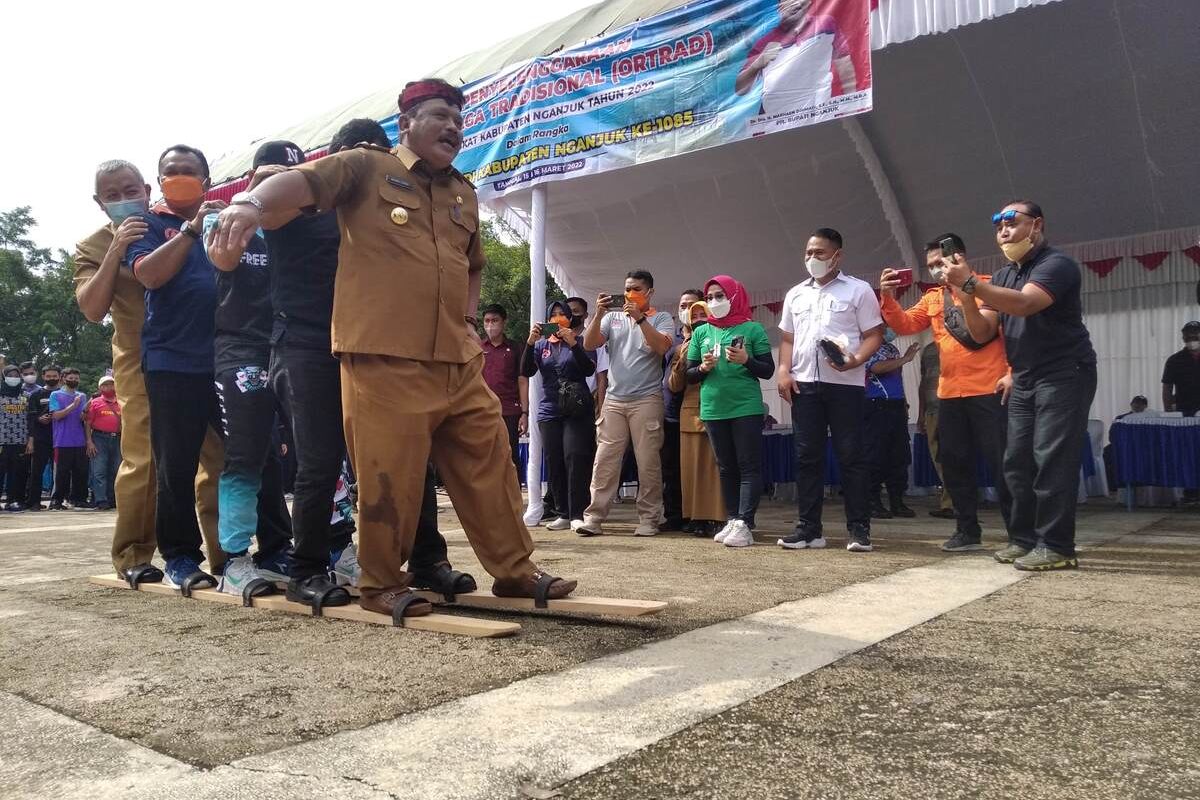 Plt Bupati Nganjuk Marhaen Djumadi (paling depan) bersama OPD memeragakan permainan terompah panjang usai membuka lomba olahraga tradisional di Alun-alun Nganjuk, Selasa (15/3/2021).